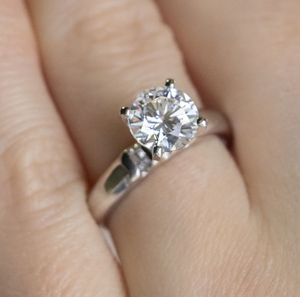 Anillo de diamante de moissanita de plata esterlina de tres piedras de corte redondo brillante para mujer, nuevo diseño para boda o regalo - Product Image 4