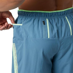 Les hommes portent des shorts confortables à séchage rapide à taille élastique pour hommes, shorts respirants unis pour vêtements d'extérieur - Product Image 4