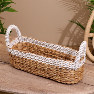 Cesta de Almacenamiento Rectangular Tejida a Mano de Jacinto de Agua / Contenedor Decorativo Tejido Largo con Ribete Blanco en Contraste y Asas Integradas - Product Image 1