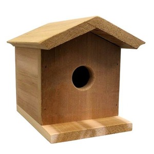 Meilleur design de maison d'oiseau en forme de cabane suspendue en bois avec chaîne en métal Cage à oiseaux décorative de jardin Mangeoire à oiseaux couleur blanche et rose - Product Image 5