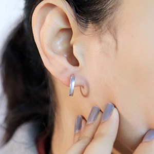 Boucles d'oreilles créoles géométriques plaquées or avec diamants taille princesse et perles, idéales pour un cadeau de mariage et une soirée - Product Image 2