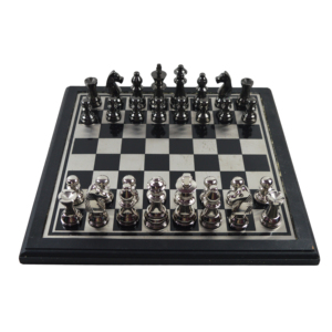 Jeu d'échecs en bois et métal avec finition brillante et combinaison de couleurs argent et noir, décoration, jeu d'esprit, jeu d'échecs en bois - Product Image 2