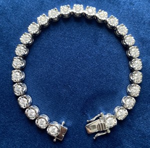 Preciosa Pulsera de Tenis con Diamantes Moissanite de Corte Redondo en Claridad VVS para Mujer en Plata de Ley 925 - Product Image 1