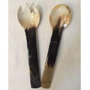 Corne faite à la main avec logo personnalisé serveurs à salade cuillère et fourchette ensembles Antique fini véritable corne hôtel Restaurant cuisine vaisselle - Product Image 1