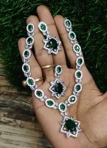 Collar y Aretes Emerald Star Royale de Exportación India para Bodas, Cumpleaños y Ocasiones Especiales en Venta - Product Image 3