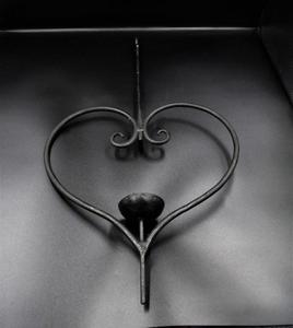 Bougeoir en métal de qualité supérieure au design antique avec bougeoir en forme de cœur fini enduit de poudre noire - Product Image 1