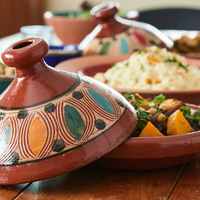 Tajine marocain artisanal écologique pour deux personnes, petit modèle traditionnel en argile, compatible avec cuisinière à gaz et couvercle.