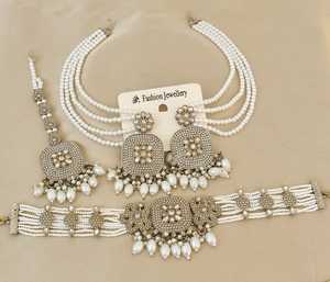 Conjunto de collar de fabricante indio con pendientes Earchain y conjunto de collar de Gargantilla Maang Tikka perfecto para bodas y ropa de fiesta - Product Image 3