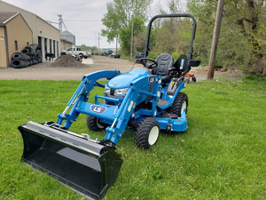 Mini tracteur LS avec chargeuse sur pneus 4WD 4x4 Caractéristiques multifonctionnelles automatiques Pompe moteur Boîte de vitesses Noyau Roues 2WD - Product Image 2