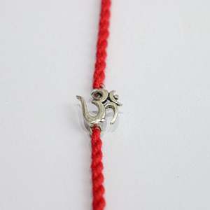 Rakhi de Plata 925 con Borla Om Divina, Elegante Rakhi con Patrón de Símbolo Divino para Hermana - Product Image 3