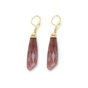 Dua Strawberry Quartz Trendy Boucles d'oreilles pendantes faites à la main en laiton plaqué or 18 carats Bijoux de mariage pour femmes - Product Image 2