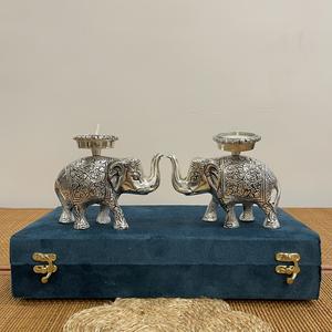 Éléphant en argent plaqué avec porte-bougie sur le dessus - Product Image 3