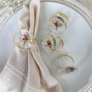 Ronds de serviette en résine d'inspiration antique avec des motifs floraux pour la décoration de table de salle à manger formelle et les événements - Product Image 1