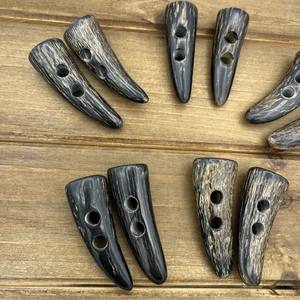Botones de palanca de cuerno de búfalo natural de último diseño, accesorios de ropa de 2 agujeros, cuerno de estilo Animal hecho a mano, precio al por mayor - Product Image 1