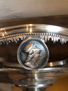 Soporte para pasteles y postres de acero inoxidable pulido con espejo de diseño moderno clásico Soporte para aperitivos de metal de gran tamaño de la mejor calidad - Product Image 3