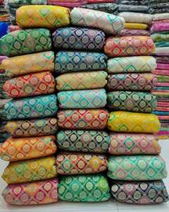 Tela de algodón brocado Jacquard de lujo, satén tejido intrincado con motivos florales tradicionales impresos para vestidos de saris Sherwanis - Product Image 3