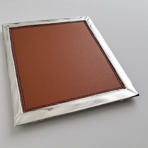 ถาดหนังคุณภาพพรีเมียมพร้อมด้ามจับที่หรูหราและพื้นผิวเรียบเหมาะสำหรับห้องรับประทานอาหารห้องครัวหรืองานนำเสนอเลานจ์ - Product Image 1