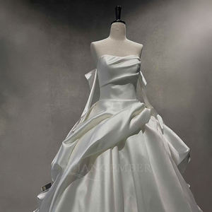 Robe de mariée moderne brillante NT59 à col bateau long, avec volants, dentelle, fleurs et appliques en cristal, avec manches - Product Image 3