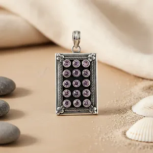 Pendentif vintage en argent 925 avec pierres d'améthyste serties en clos, design géométrique, unisexe, à porter au quotidien - Product Image 1