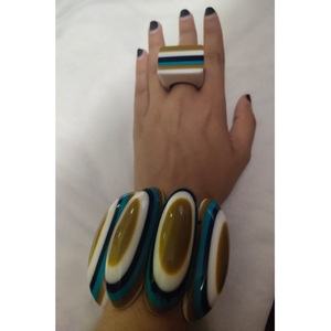 สร้อยข้อมือแฟชั่นทำจากทองเหลืองเรซินสำหรับผู้หญิงทำมือระดับสุดยอดงานตามสั่งไข่มุกสีที่โดดเด่นจากอินเดียโดยตรง - Product Image 1