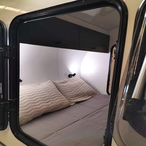 Remolque de viaje de aluminio Retro Mini Teardrop del proveedor australiano Camper todoterreno económico Camper Truck Outdoor Silver Dark 2-Person - Product Image 2