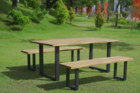 Ensemble de salle à manger TRIO de haute qualité avec bord brut, design moderne, plateau en bois non-acacia, mobilier d'extérieur de luxe pour restaurant et cour.