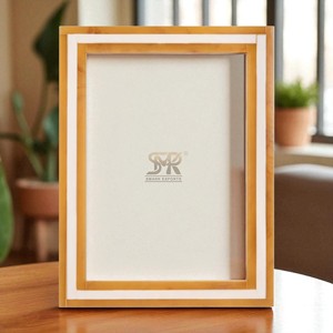 Marco de Fotos con Incrustaciones de Resina Hecho a Mano, Diseño Moderno y Vanguardista con Patrón Ámbar, Decoración Elegante para el Hogar, Opción de Montaje en Pared con Paletas Giratorias - Product Image 3