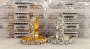 Ensemble de bracelets Rajwadi classiques pour femmes vêtements de mariée bracelets en métal cloutés en pierre offerts en différentes variations de couleurs pour les mariages - Product Image 6