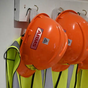 Hojas de Vinilo Adhesivas Plateadas Metálicas Resistentes al Agua y al Calor para Cascos, Motocicletas y Bicicletas - Product Image 2