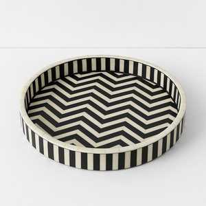 Plateau de service en résine et MDF de taille personnalisée avec incrustation d'os rond noir et blanc fait à la main avec perle décorative pour un usage domestique - Product Image 6