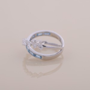 Anillo Cruzado de Plata de Ley 925 con Diamantes Baguette y Pera, Anillo de Lujo - Product Image 3