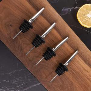 Herramienta de barra clásica de alta calidad, botella de vino de vinagre de aceite de oliva de acero, dispensador de vertedor de velocidad de licor con cubierta antipolvo de goma - Product Image 1