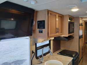 Autocaravana de Lujo Thor Motor Axis 25.4 de 2017 Usada y Económica, Euro 5, para 4-6 Personas, Blanca, para Acampar, con Volante a la Izquierda y Asientos de Cuero - Product Image 3