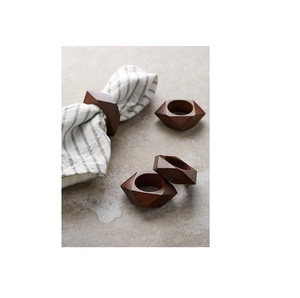 Porte-serviettes de qualité supérieure Vaisselle Porte-ronds de serviette en bois personnalisés pour mariage Design unique en bois - Product Image 1