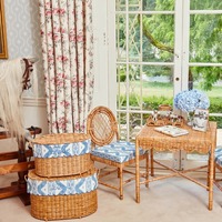Ensemble de salle à manger d'extérieur en rotin élégant et traditionnel avec 2 chaises et coussins, écologique et durable, idéal pour le thé en compagnie de grand-mère
