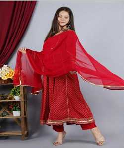 Nueva llegada último diseñador bordado trabajo hermoso color amarillo rayón Kurti con Pent desgaste tradicional exclusivo alfanumero - Product Image 1