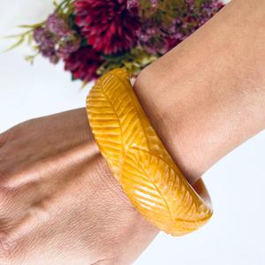 Bracelet gravé à la main, bracelet en ambre baltique naturel, couleur jaune d'œuf - Product Image 6
