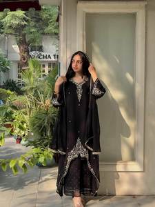 Salwar Kameez de diseño con borde recto en tela de georgette sintética gruesa de color rojo y negro para usar en las noches de Sangeet o cenas de Eid. - Product Image 4