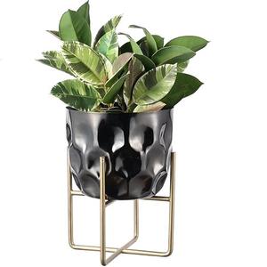 Jardinière de fleurs royale vintage en métal martelé avec support et table de bureau de chambre à coucher finie en or Vase à fleurs décoratif pour la maison - Product Image 1