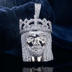Pendentif Sauveur Couronné Regal avec Zircons Pavés, Pendentif Religieux en Argent, Pendentif de Luxe Inspiré par la Foi - Product Image 1