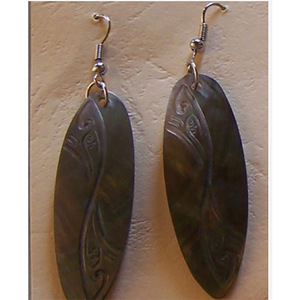 ต่างหูห้อยสแตนเลสสตีลลายเปลือกหอยมุกดำ ดีไซน์ทันสมัย - Product Image 1