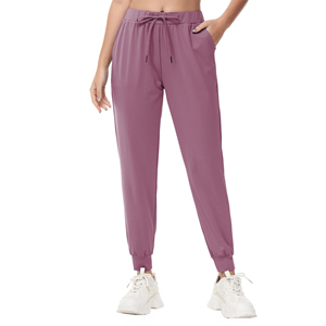 Pantalones de chándal de mujer de tela suave al por mayor que combinan un ajuste relajado con puños acanalados que mantienen las piernas del pantalón seguras - Product Image 1