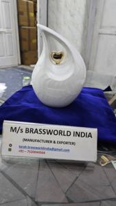 Meilleur prix de gros pour les urnes funéraires en aluminium noir brillant pour adultes fabriquées en Inde pour les funérailles - Product Image 6