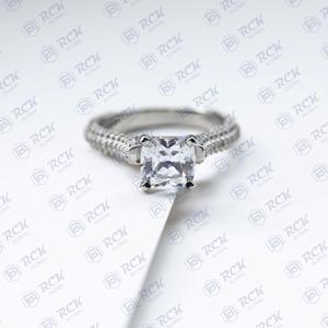 Anillo de moissanita de Halo oculto con corte de cojín de oro blanco sólido de 18 quilates para mujer 2,00 TCW para bodas o regalos - Product Image 4