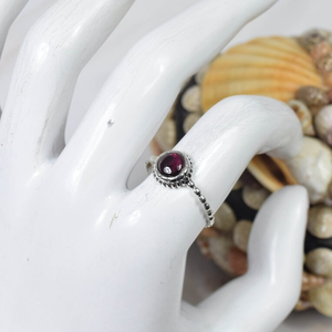 แหวนพลอยเงินสเตอร์ลิงทำด้วยมือ925โกเมนสีแดง ~ January birthstone~ เครื่องประดับแฟชั่นสำหรับเป็นของขวัญวันครบรอบ - Product Image 3