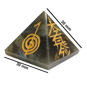 Torre de Cristal Piramidal Grabada con Símbolo Reiki de Labradorita, 30 mm - Product Image 3