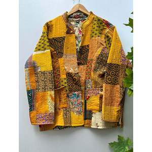 Veste courte réversible en patchwork de sari en soie faite à la main, matelassée, brodée Kantha, en coton, pour l'hiver, style bomber universitaire en peau de mouton - Product Image 1
