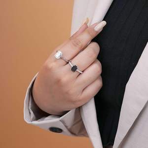 แหวนเพชรสีขาวและสีดำตัดมรกตพร้อมการตกแต่ง - Product Image 3