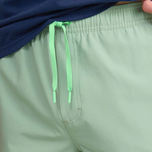 Pantalones Cortos Casuales de Poliéster Verde Sólido para Hombre, de Calidad Premium, con Logotipo Frontal, Secado Rápido y Cierre con Cordón - Personalizados - Product Image 4