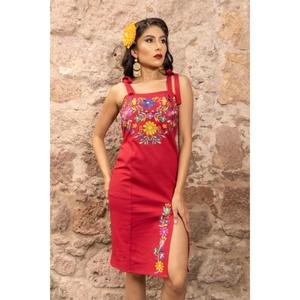 Vestido Rojo Bordado para Mujer, Bordado Floral Folclórico Mexicano, Vestido Midi sin Mangas con Abertura Lateral - Product Image 1